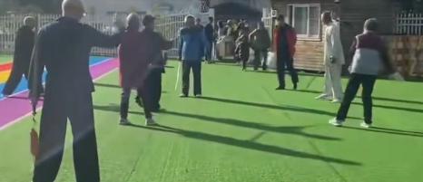 股王配资 多名老人强占幼儿园练剑与家长起冲突